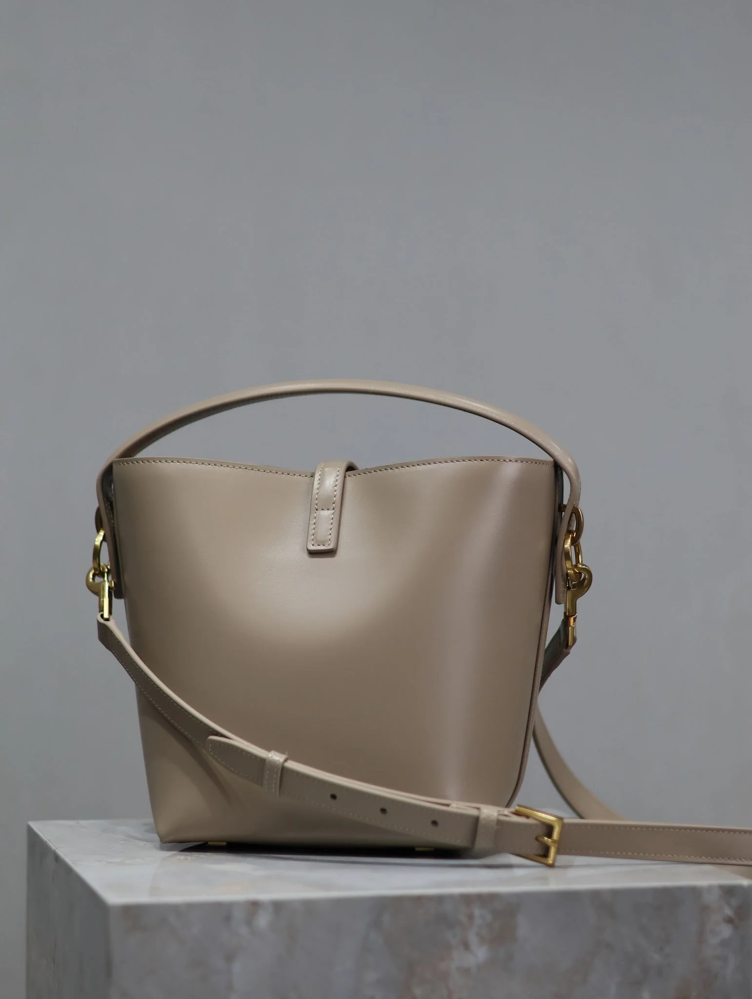 YSL 25S LE 37 BUCKET 20 IN BEIGE CALFSKIN GOLD HARDWRE