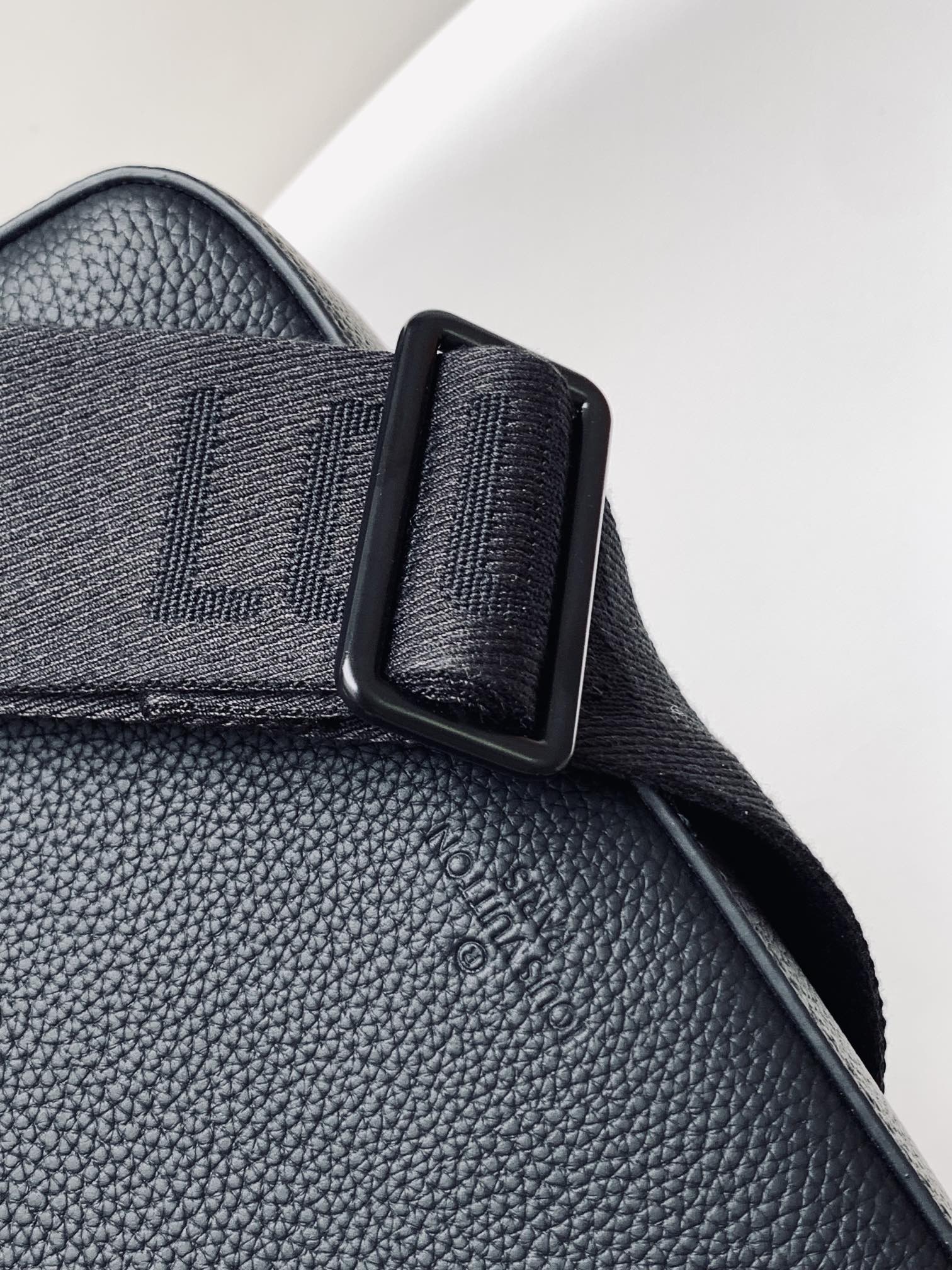 LV 25S FASTLINE MESSENGER BAG 23 IN BLACK CALFSKIN