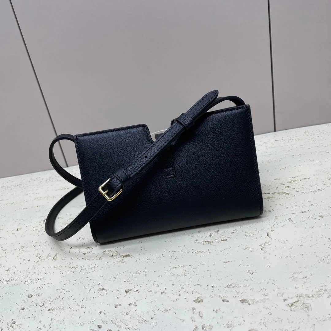16 STRAP POCHETTE 18 IN BLACK SUPPLE CALFSKIN GOLD HARDWARE