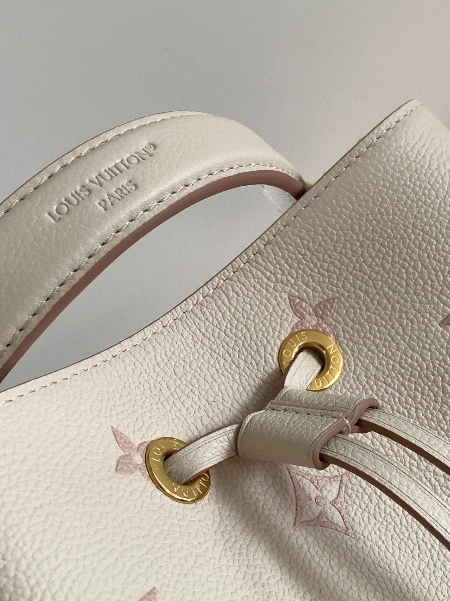 NÉONOÉ 26 IN WHITE AND PINK MONOGRAM CANVAS