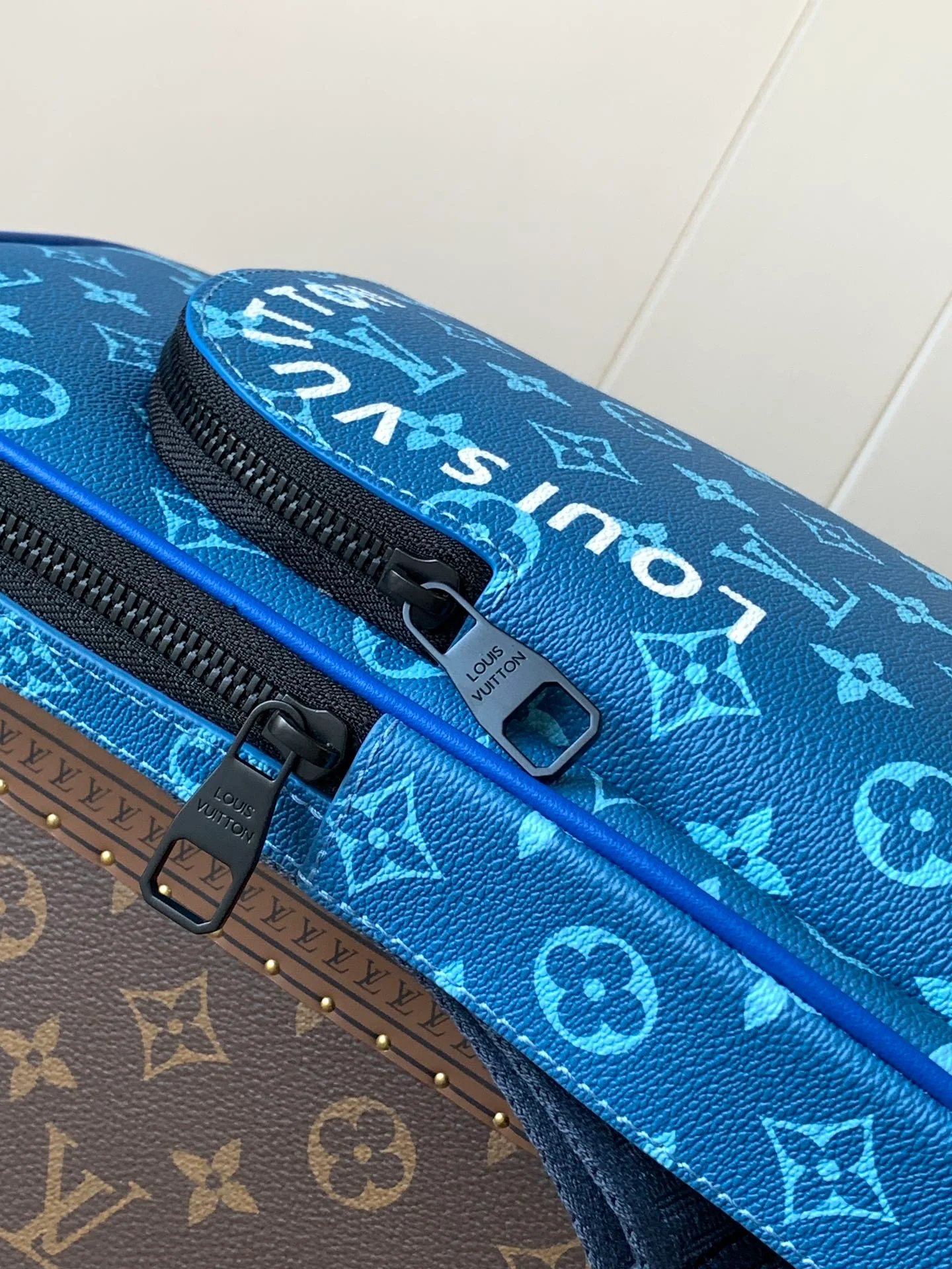 AVENUE SLINGBAG 31 IN BLUE AND BROWN TAIGA LEATHER