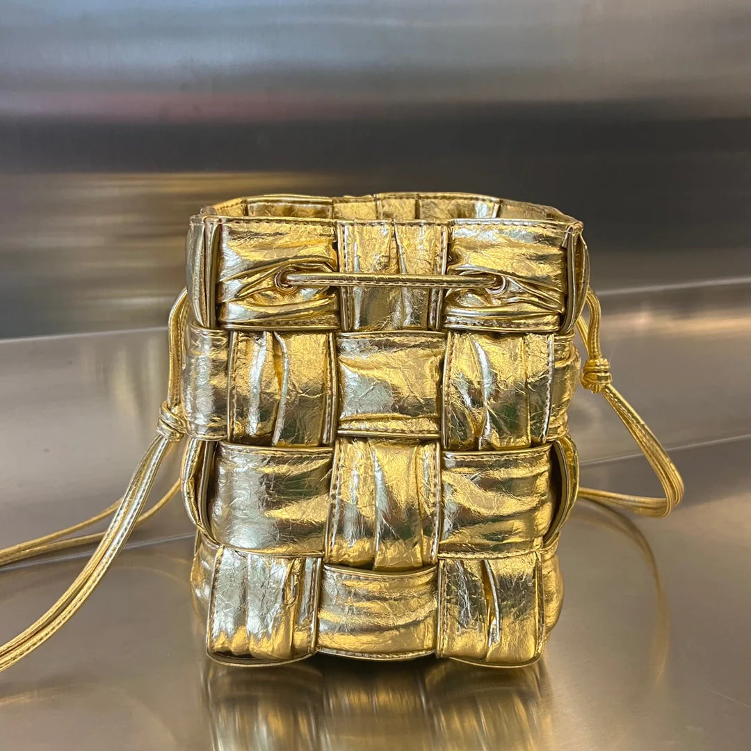SMALL CASSETTE BUCKET 18 IN GOLD METALLIC SOFT LAMBSKIN