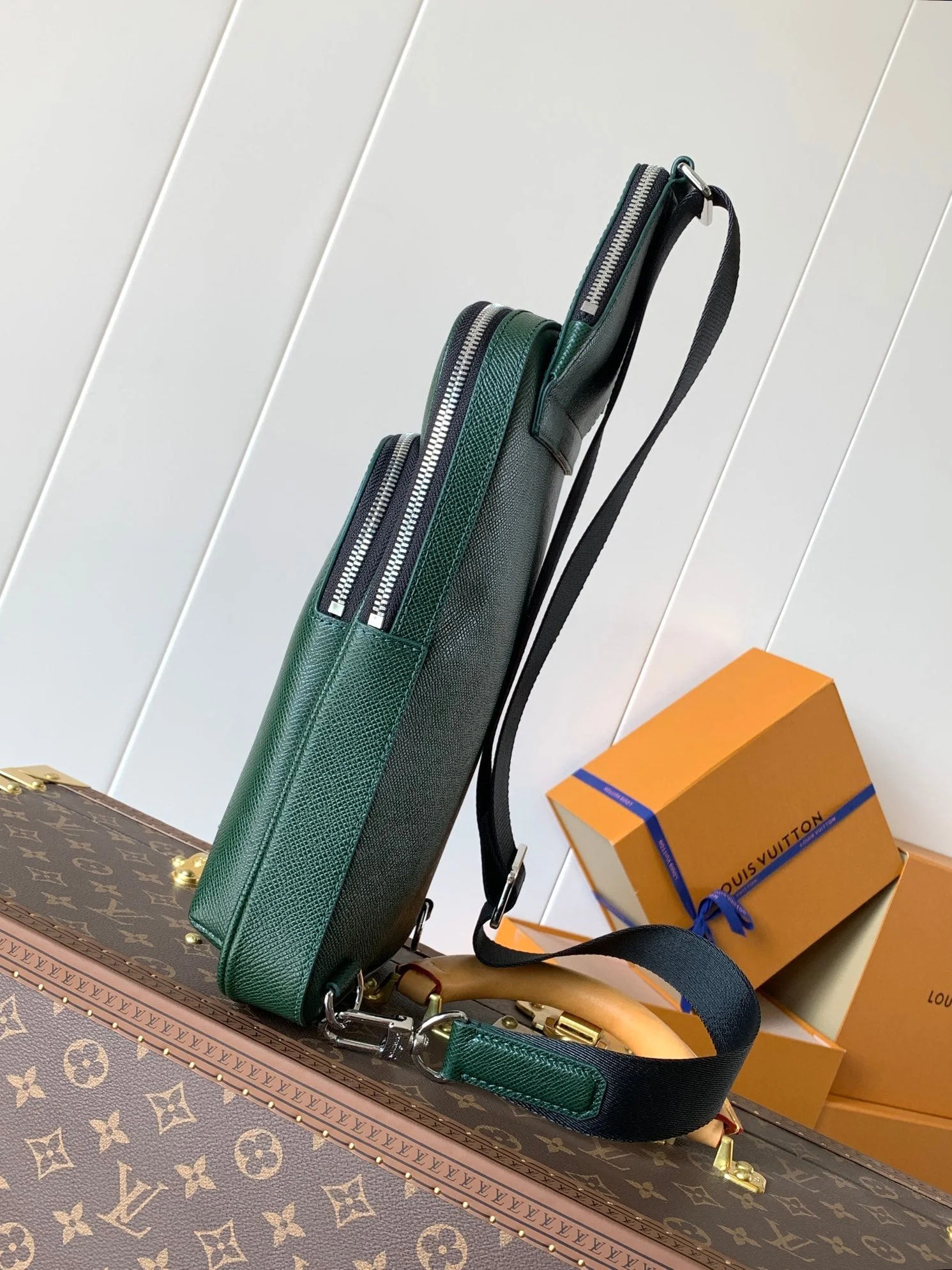 AVENUE SLINGBAG 31 IN DARK GREEN TAIGA LEATHER