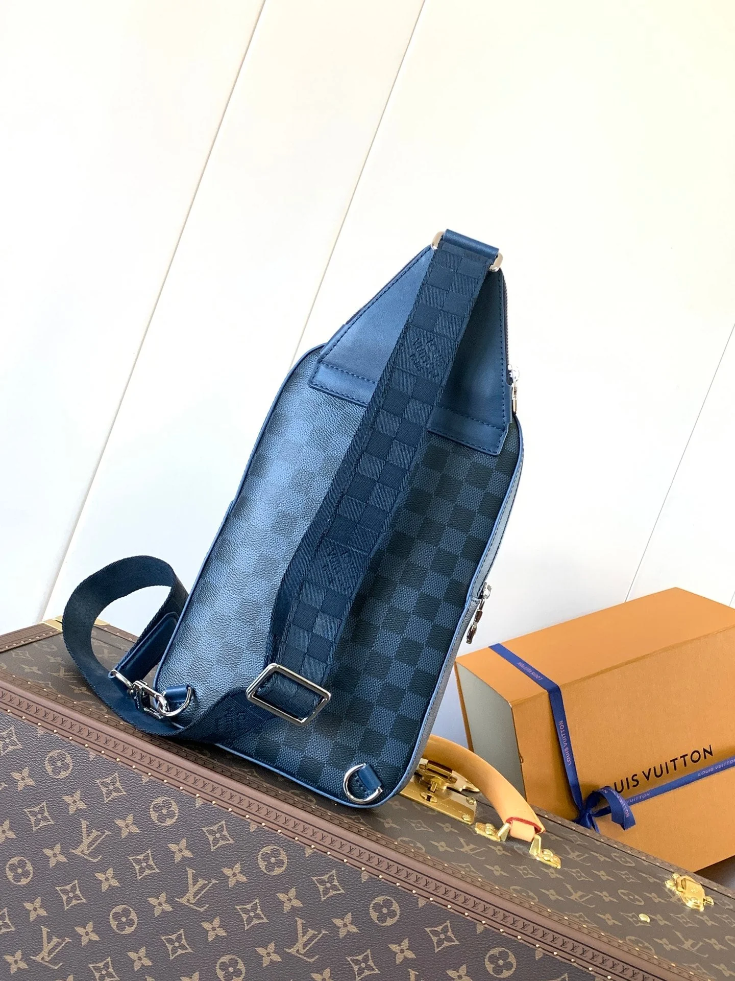 AVENUE SLINGBAG 31 IN NAVY BLUE TAIGA LEATHER WITH WHITE LOGO PRINTED