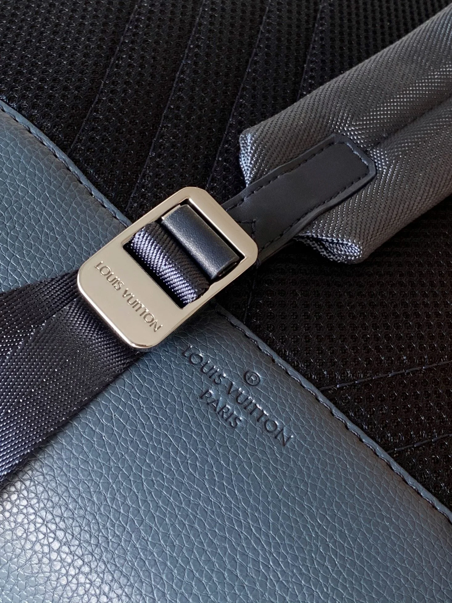 LV 25S TAKEOFF BACKPACK 43 IN ATLANTIC BLUE CALFSKIN