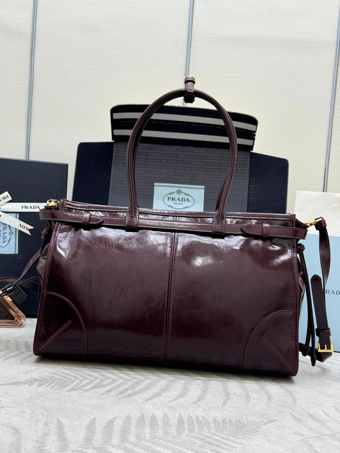 PRADA 25S BONNIE LARGE HANDBAG 38 IN BURGUNDY GLOSSY CALFSKIN GOLD HARDWARE