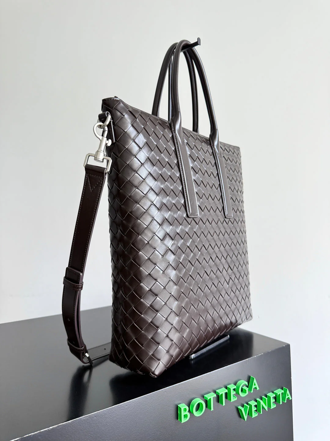 BOTTEGA VENETA 25S ANDIAMO LARGE INTRECCIATO 39 IN DARK BROWN CALFSKIN