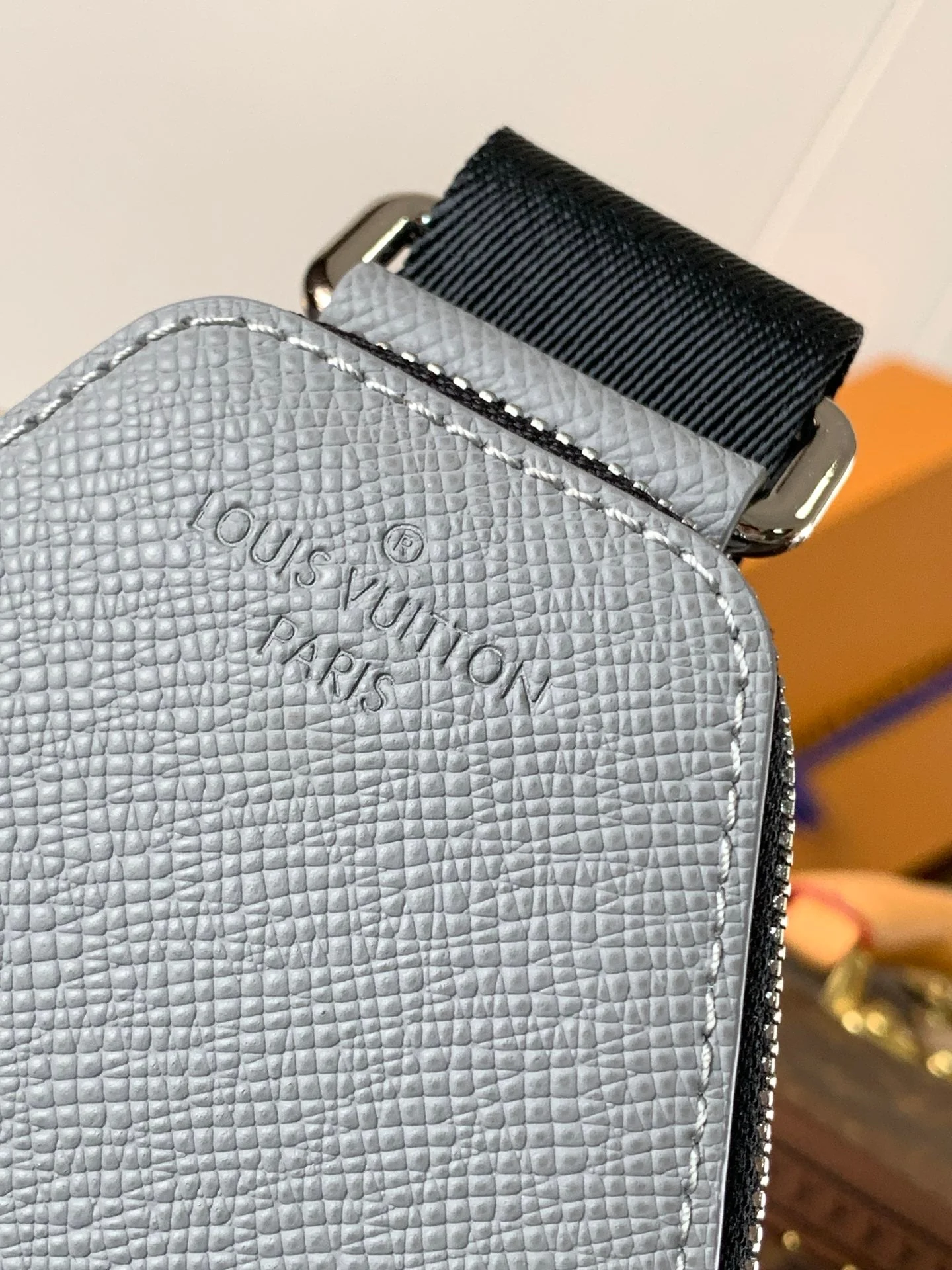 AVENUE SLINGBAG 31 IN GREY TAIGA LEATHER