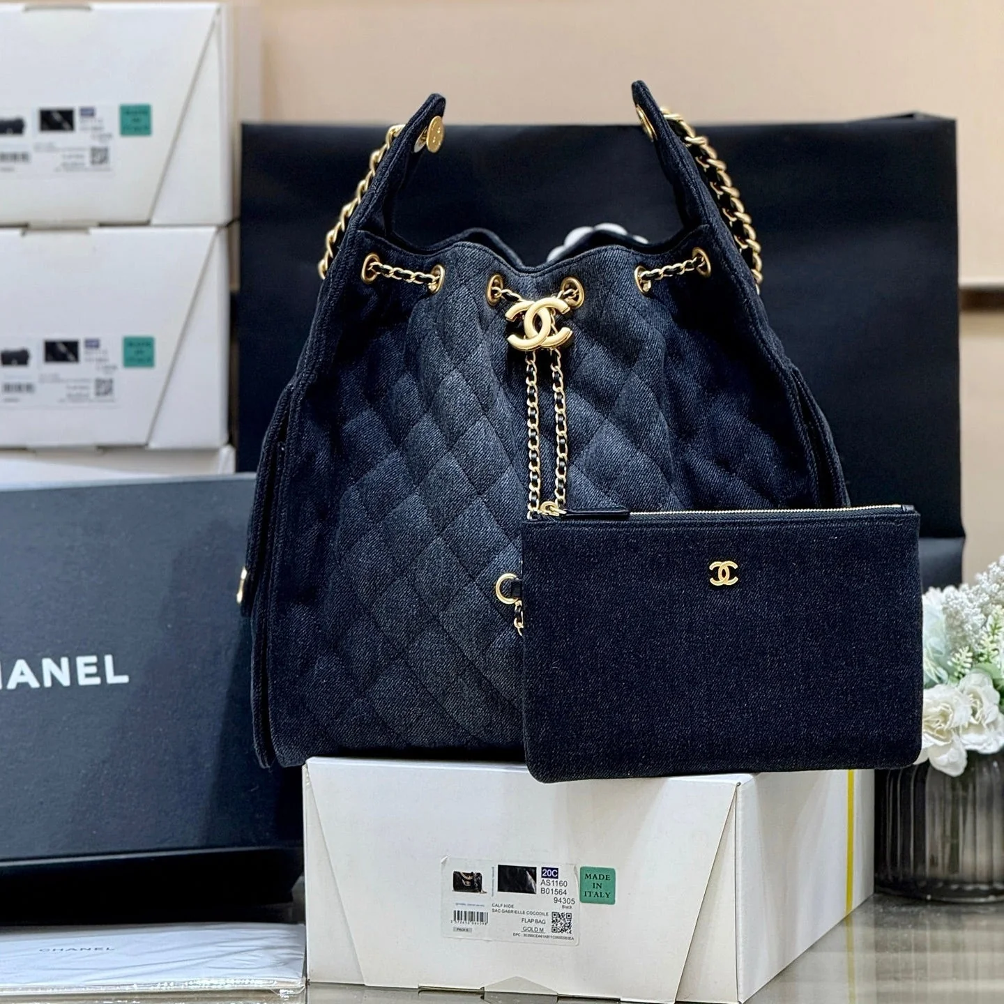 CC 25 HANDBAG 40 IN BLACK DENIM GOLD HARDWARE