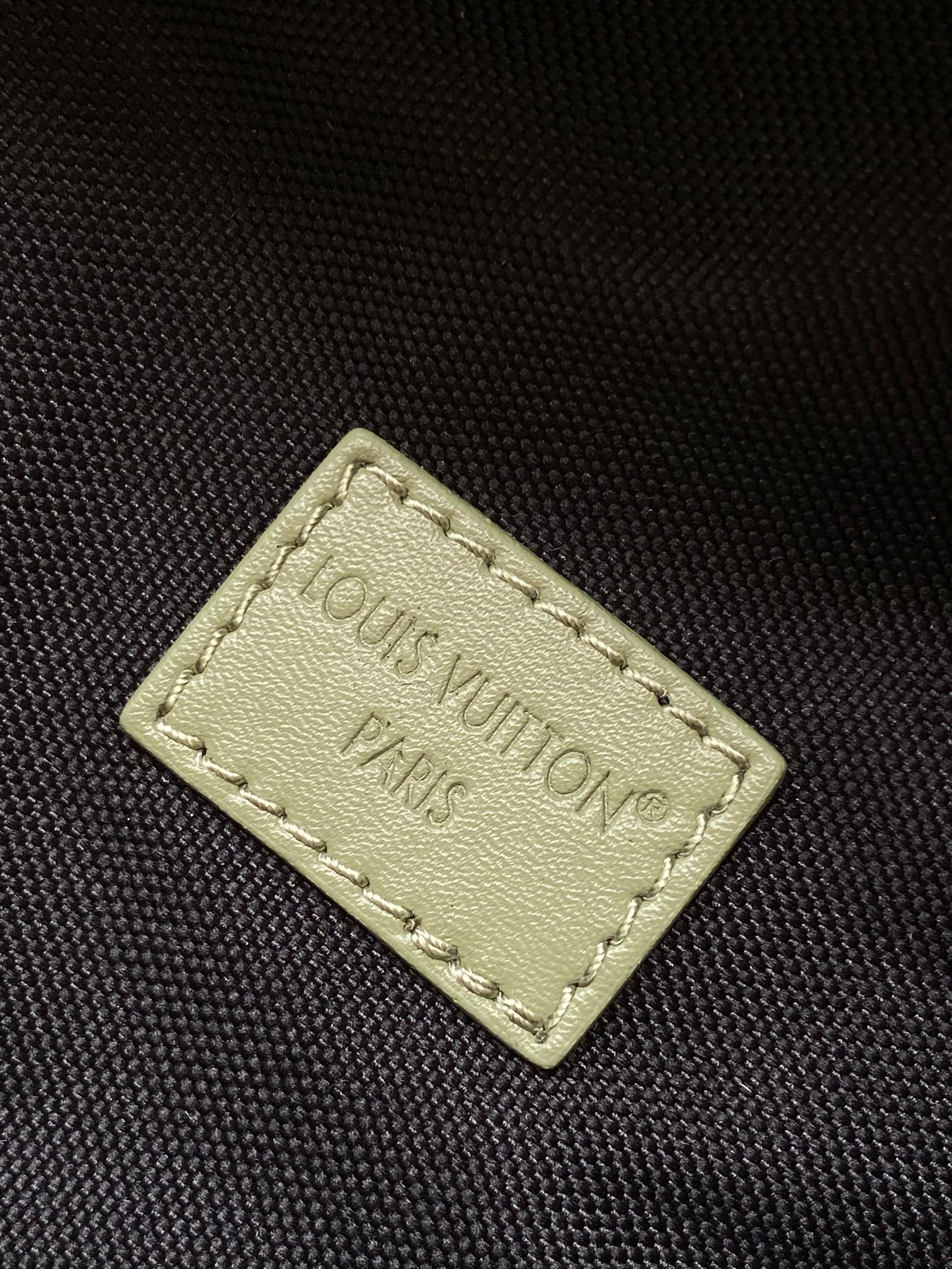 LV 25S DISCOVERY BUMBAG 44 IN OLIVE GREEN MONOGRAM CALFSKIN AND CANVAS
