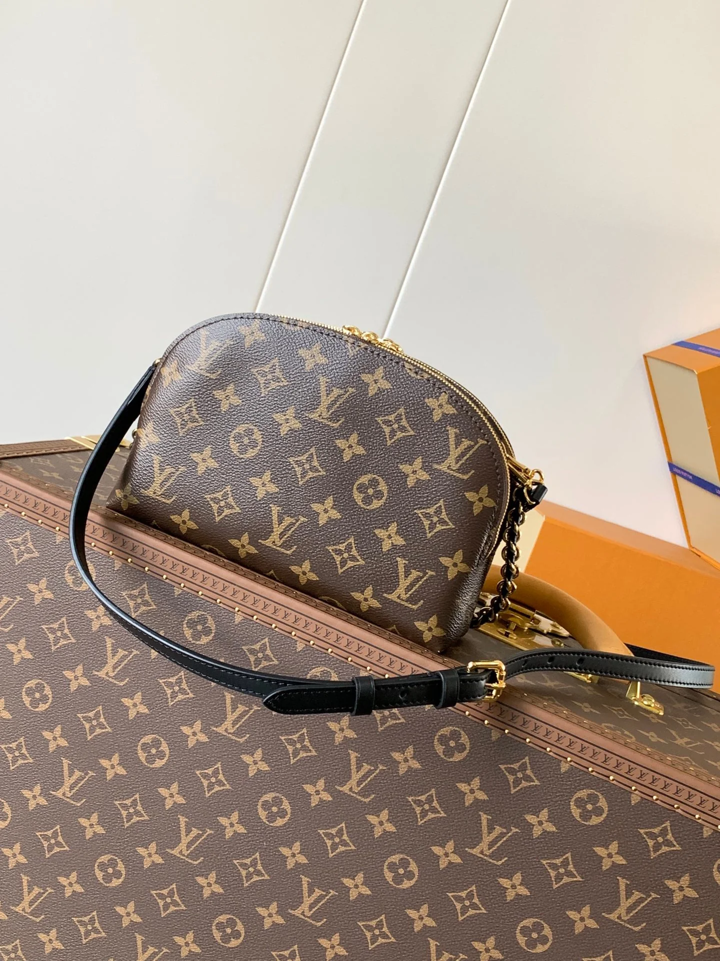 ALMA BE BAG 27 IN BROWN MONOGRAM CANVAS AND COWHIDE