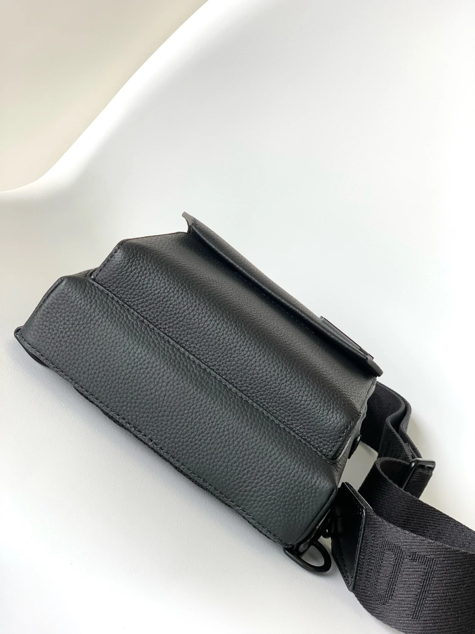 PILOT SLINGBAG 30 IN BLACK COWHIDE LEATHER