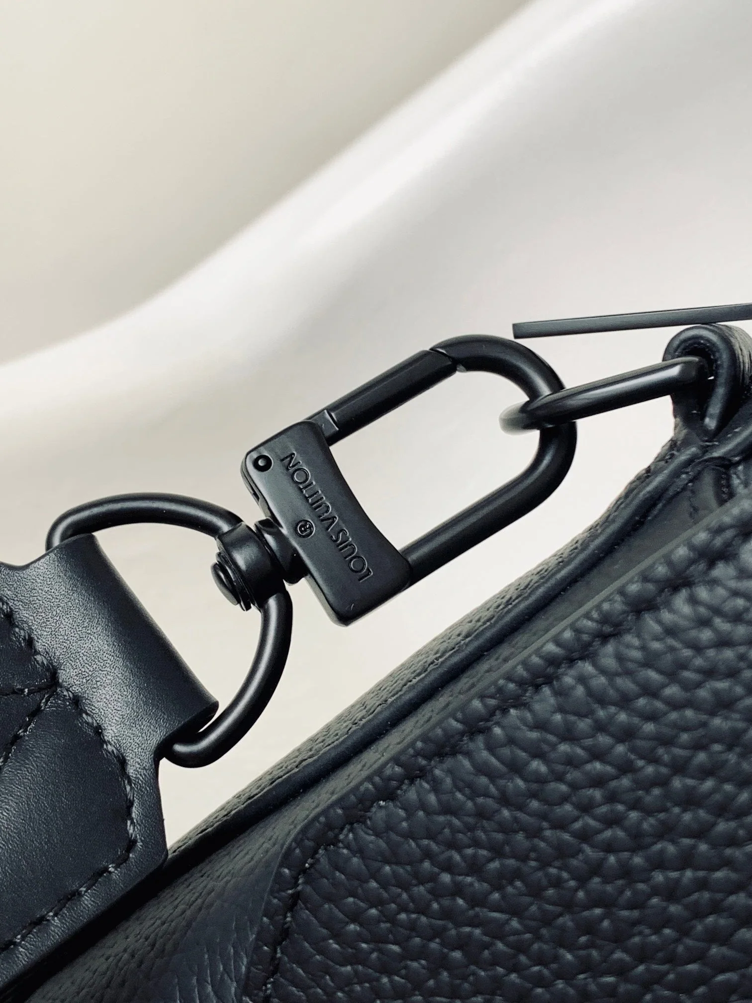 LV 25S FASTLINE MESSENGER BAG 23 IN BLACK CALFSKIN