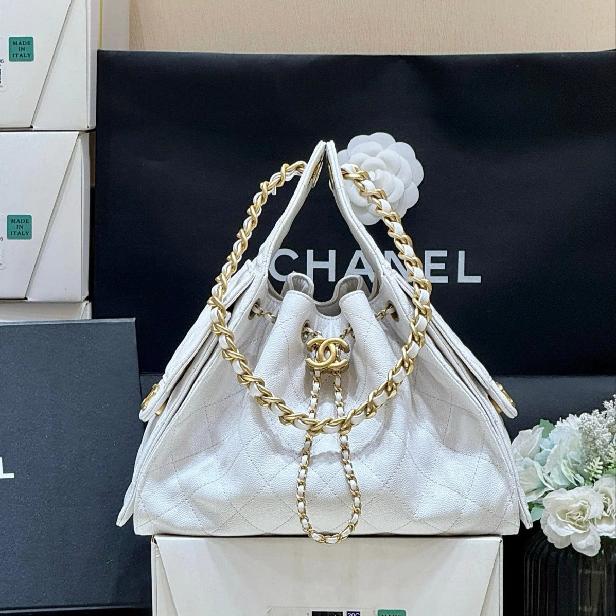 CC 25 HANDBAG IN WHITE 30 GRAINED CALFSKIN GOLD HARDWARE