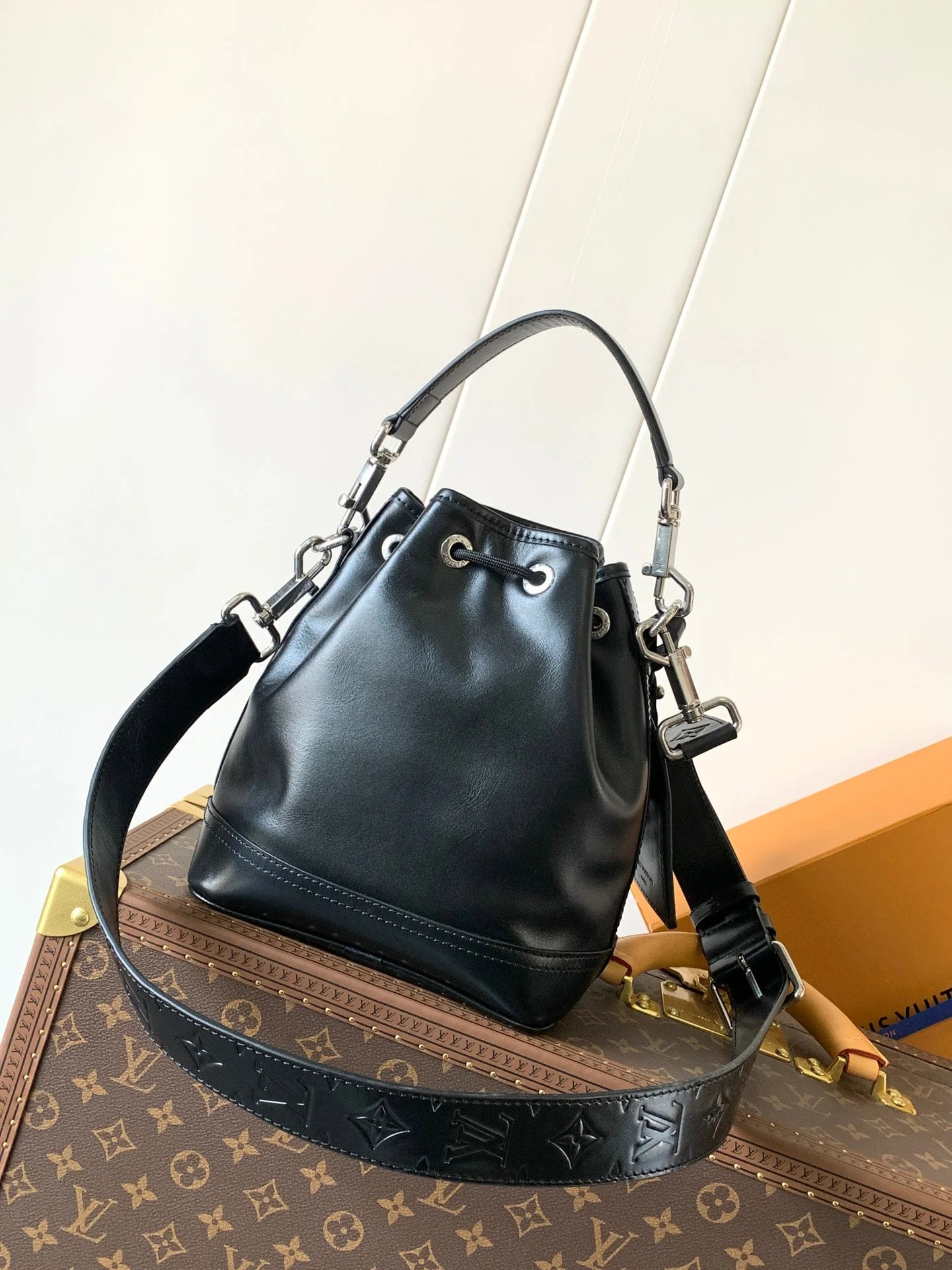 LV 25S NOÉ CARGO 24 IN BLACK GLOSSY CALFSKIN SILVER HARDWARE