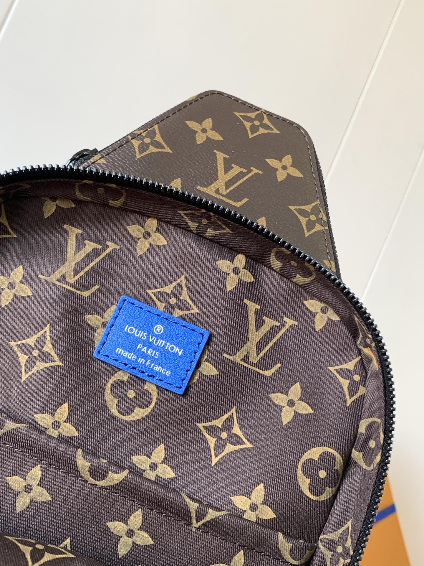AVENUE SLINGBAG 31 IN BLUE AND BROWN TAIGA LEATHER