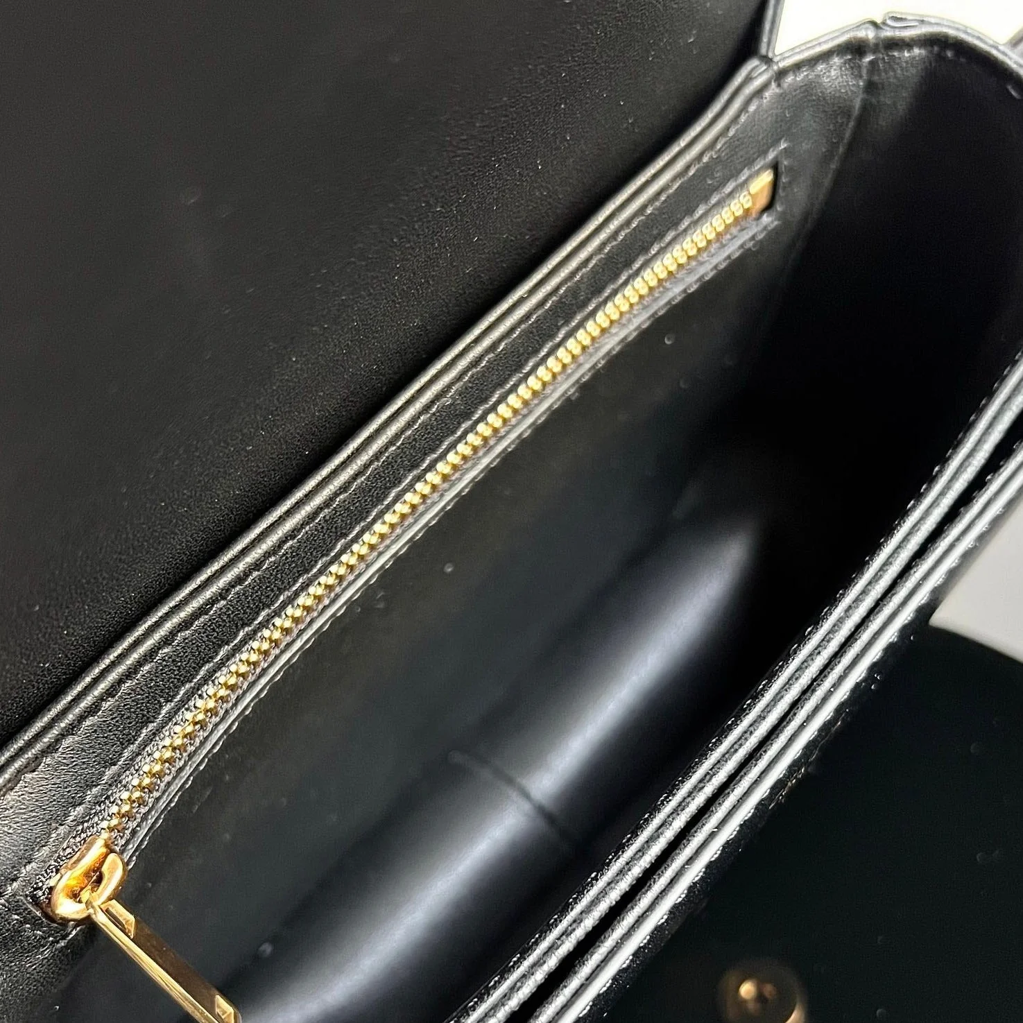 CLASSIQUE TRIOMPHE 22 BLACK SMOOTH CALFSKIN