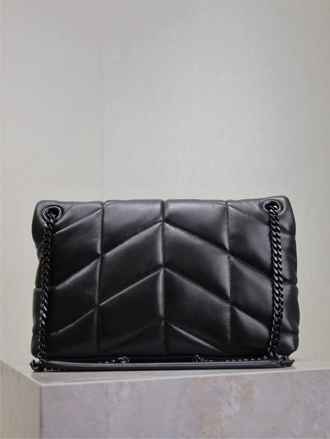 YSL 25S LOULOU PUFFER MM 29 IN BLACK CALFSKIN BLACK HARDWRE