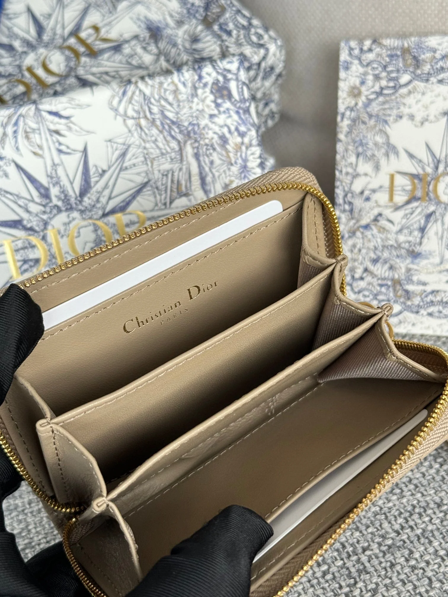 CARO SCARLET WALLET 11 IN BEIGE MACROCANNAGE CALFSKIN