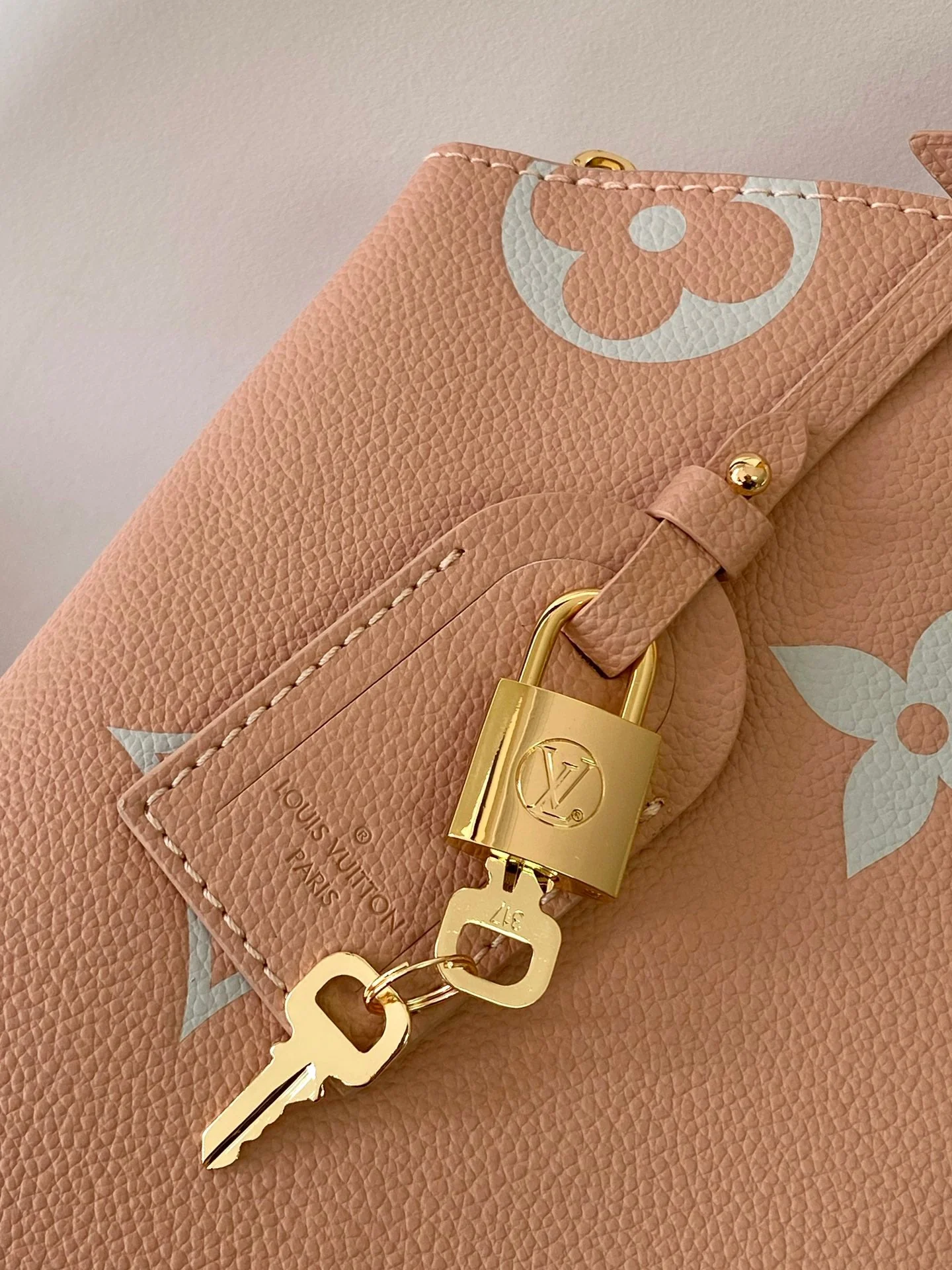 PETIT PALAIS PM LARGE SHOULDER BAG 34 IN PINK EMBOSSED COWHIDE GOLD-TONE HARDWARE