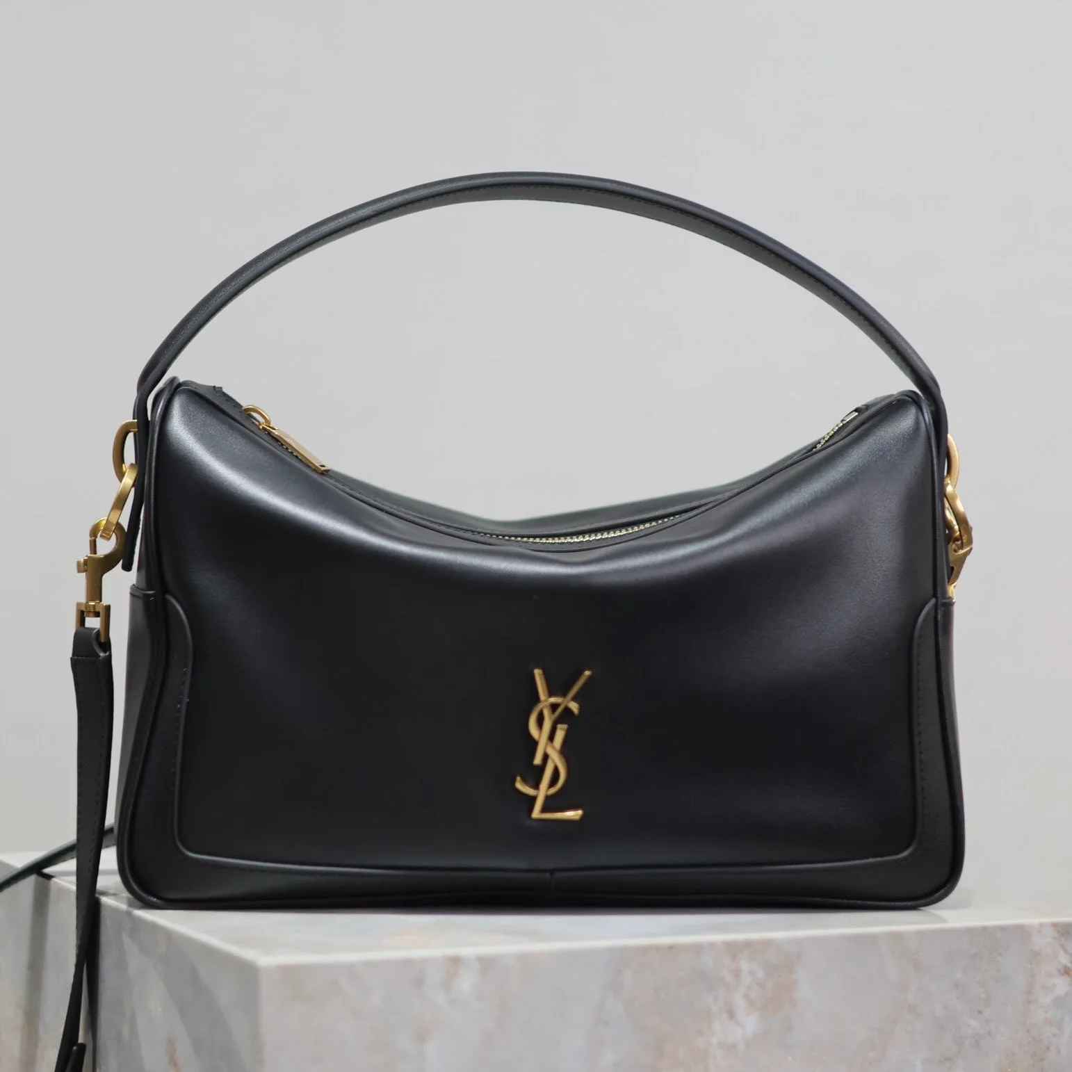 CAMERA SUPPLE BAG 28 IN BLACK SMOOTH LAMBSKIN GOLD HARDWARE