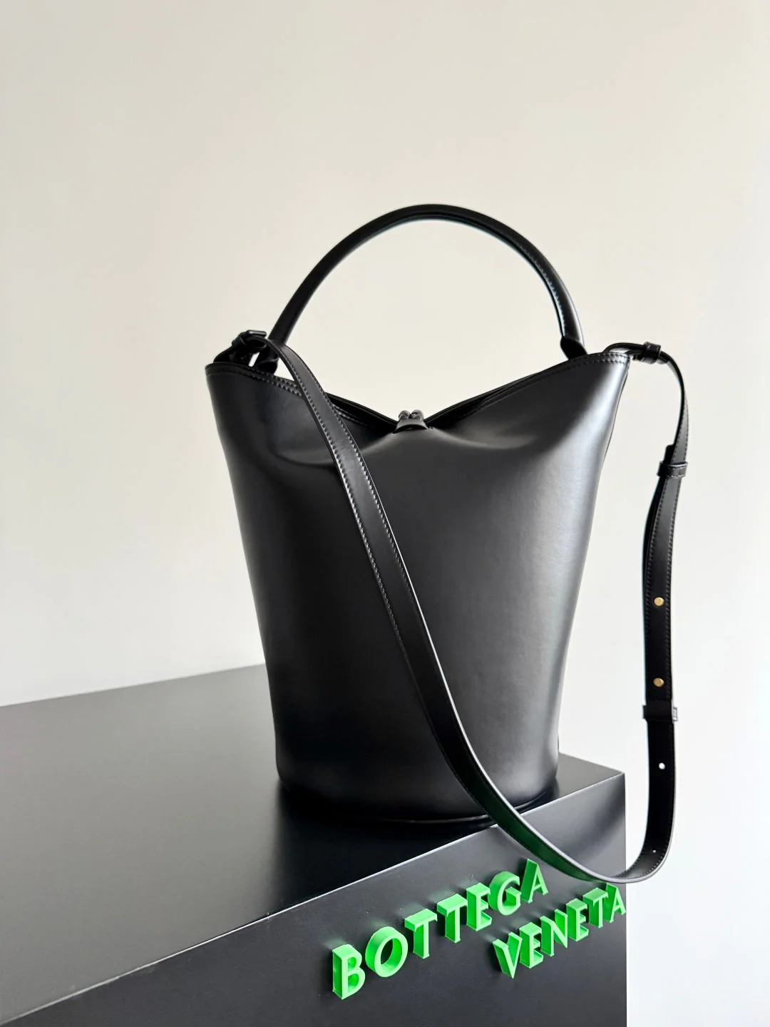 BOTTEGA VENETA 25S MEDIUM LIBERTA 30 IN BLACK CALFSKIN GOLD HARDWARE