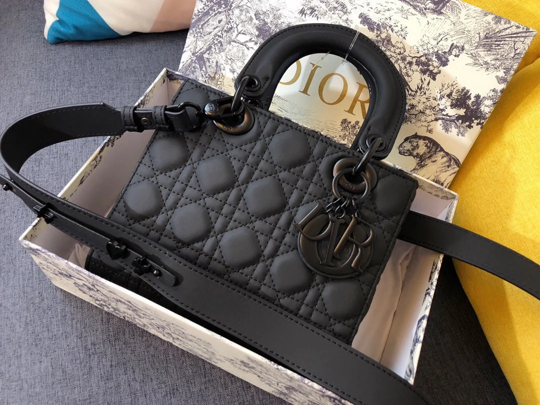 MEDIUM LADY 20 BAG IN BLACK CALFSKIN