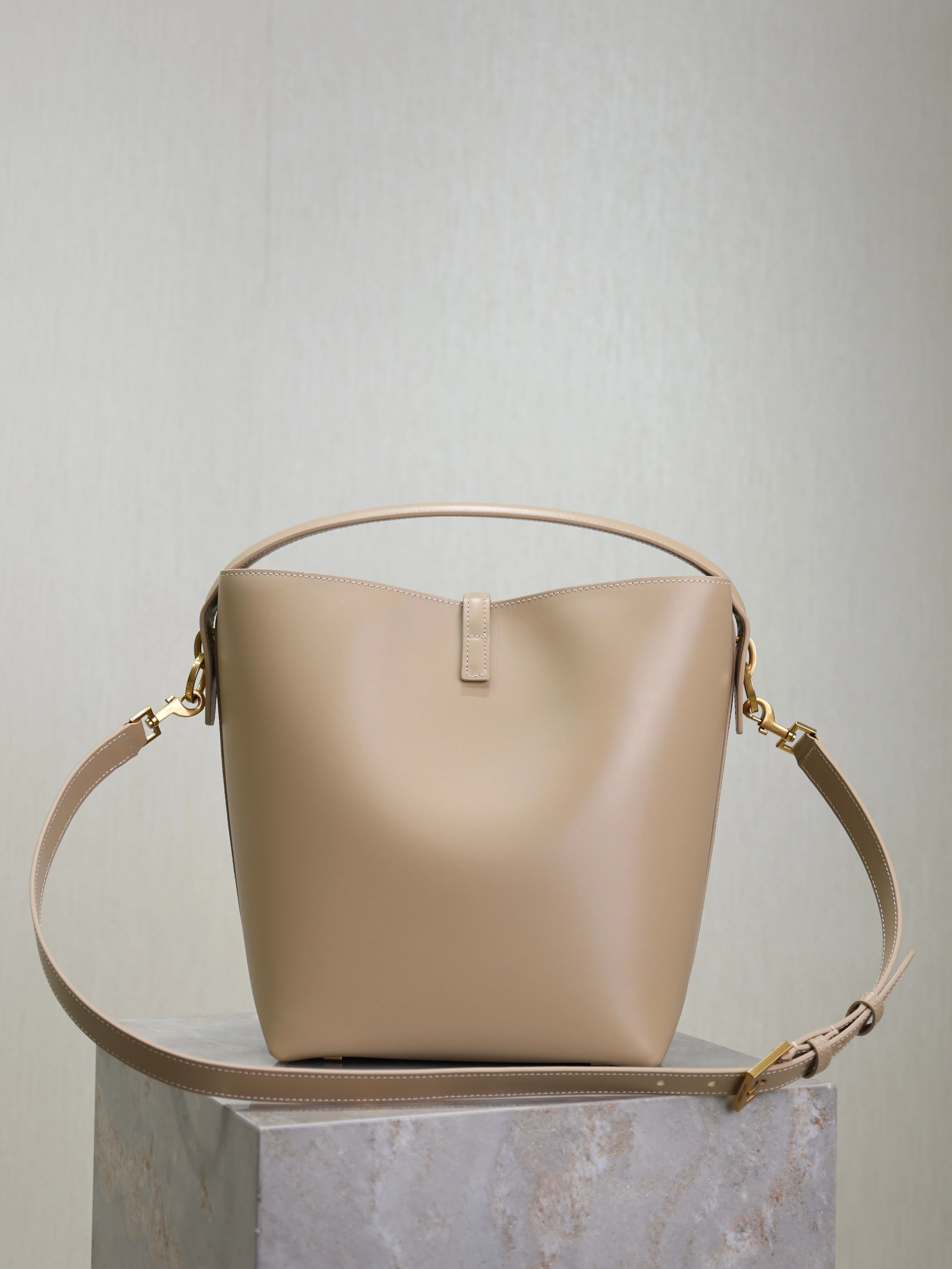 YSL 25S LE 5 À 7 BUCKET 26 IN NUDE CALFSKIN GOLD HARDWRE