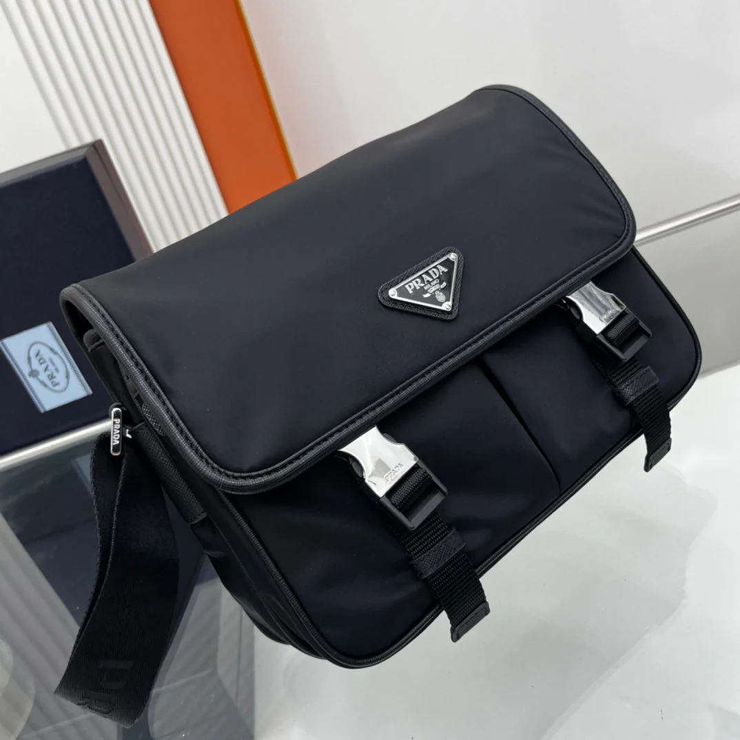 PRA SMALL 26 SHOULDERBAG IN BLACK SAFFIANO LEATHER