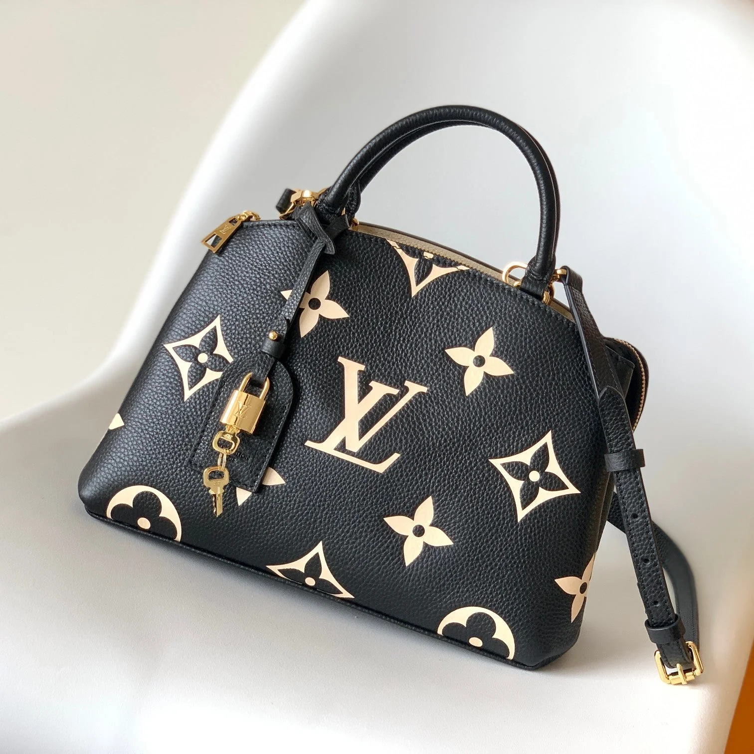 PETIT PALAIS PM MEDIUM SHOULDER BAG 29 IN BLACK MIX BEIGE EMBOSSED COWHIDE GOLD-TONE HARDWARE