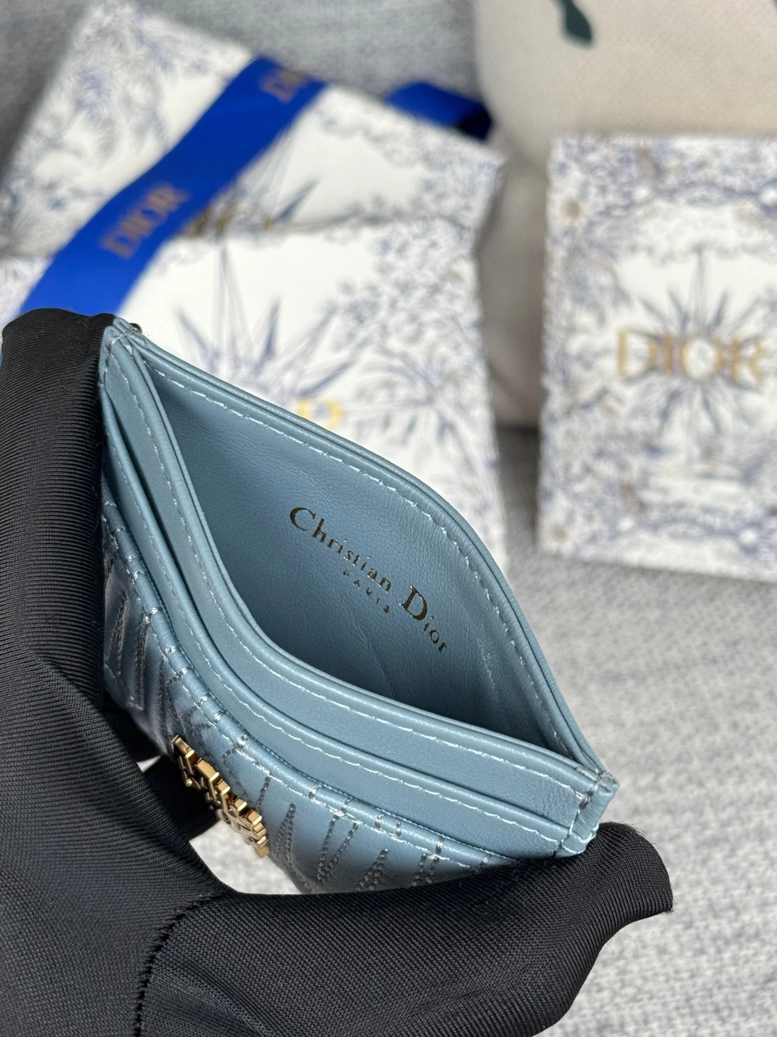 FREESIA CARD HOLDER 10 IN BABY BLUE QUILTED ALLOVER CALFSKIN