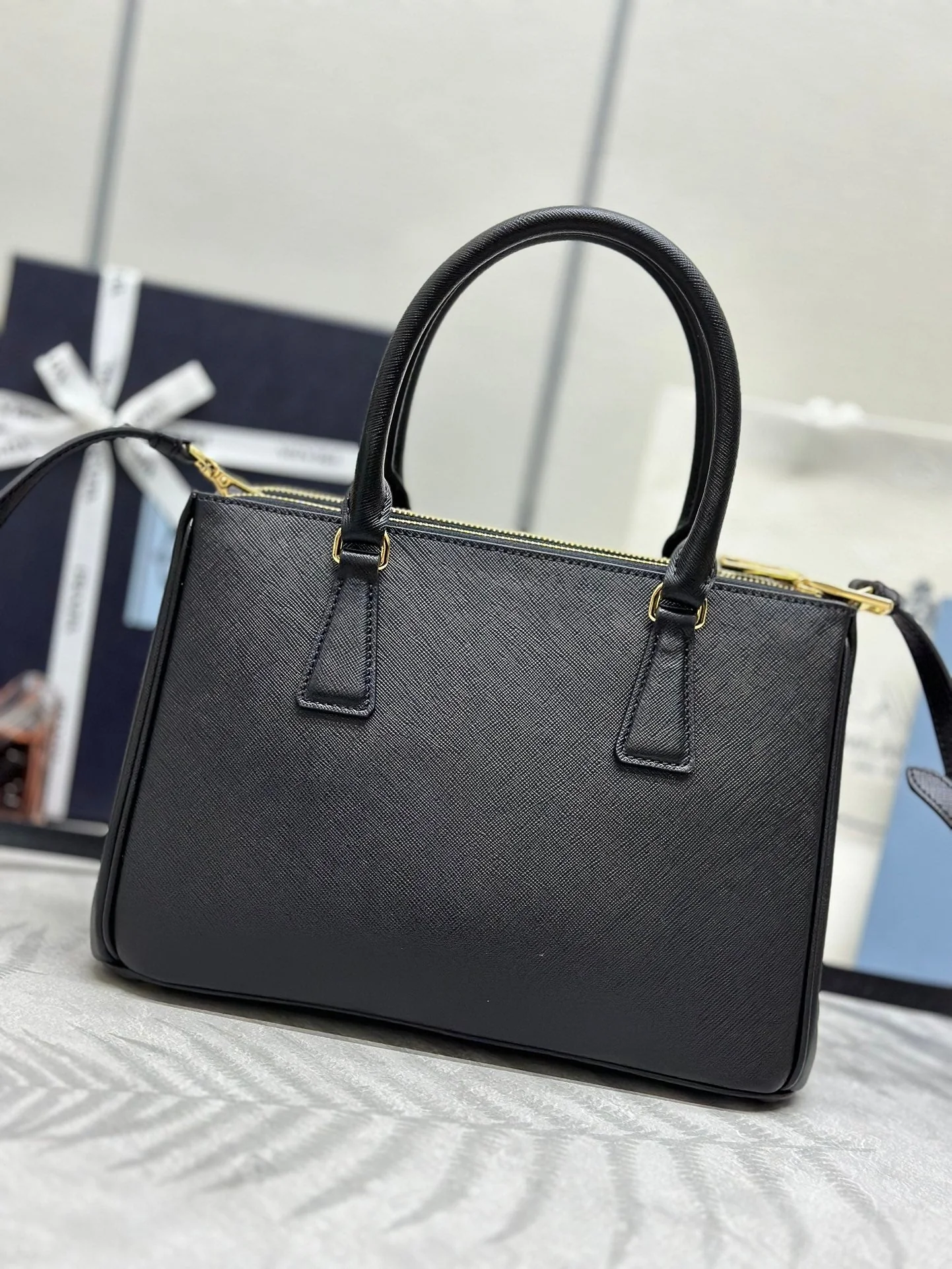 PRADA 25S GALLERIA LARGE BAG 28 IN BLACK CALFSKIN GOLD HARDWARE