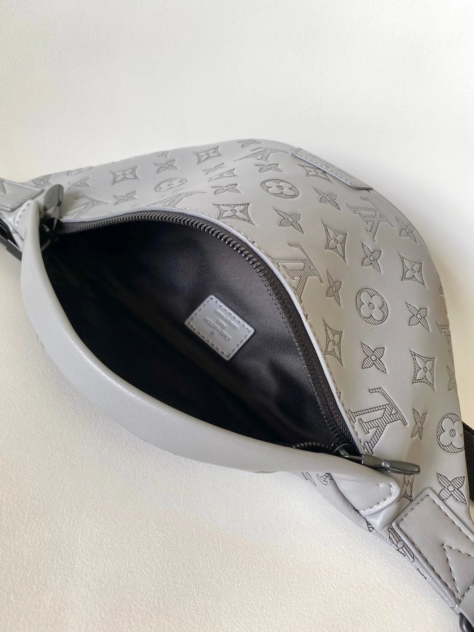 LV 25S DISCOVERY BUMBAG 44 IN TAUPE GRAY EMBOSSED MONOGRAM ECLIPSE CALFSKIN