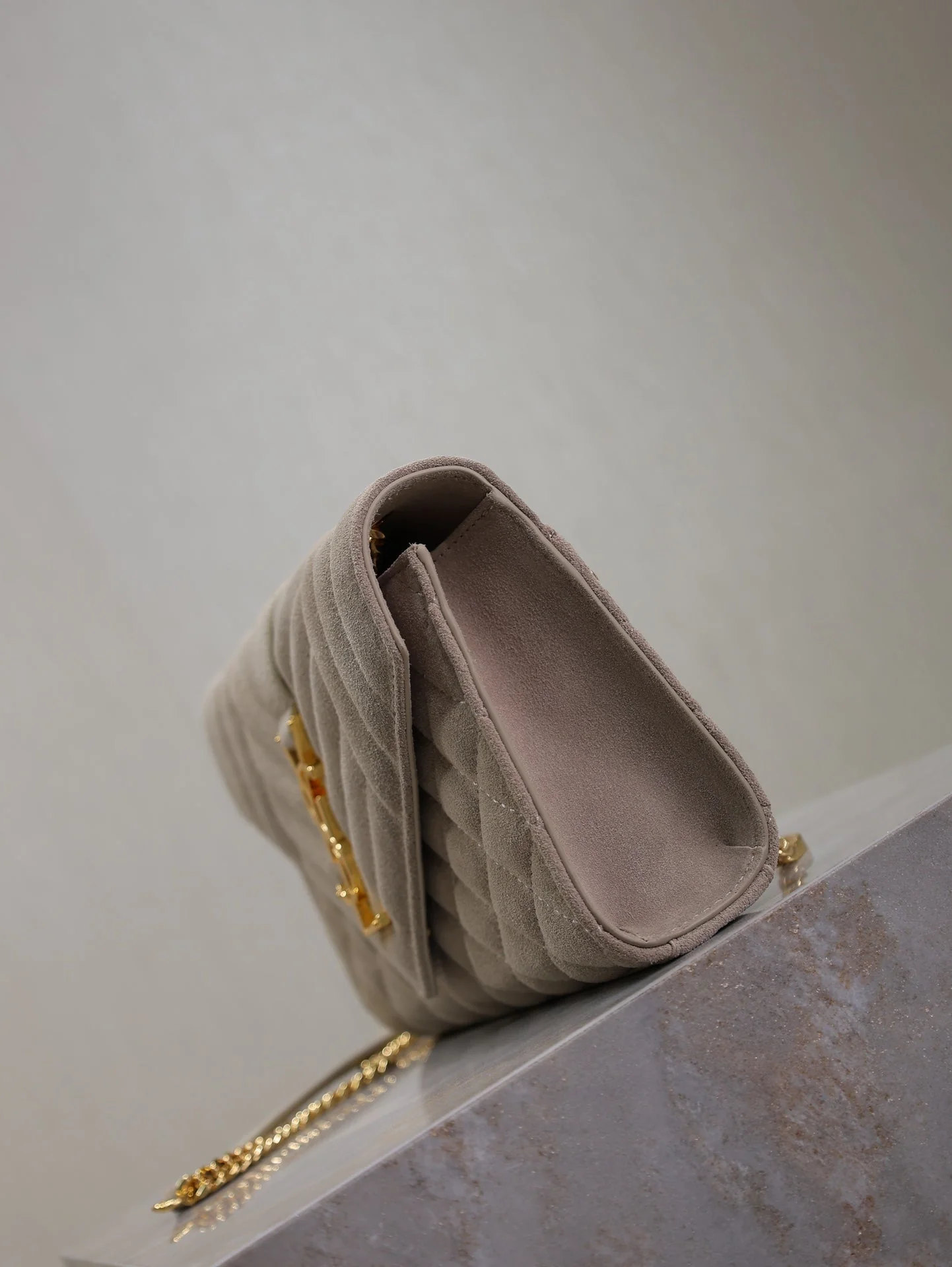 ENVELOPE SMALL CHAIN BAG 22 IN BEIGE SUEDE GOLD HARDWARE