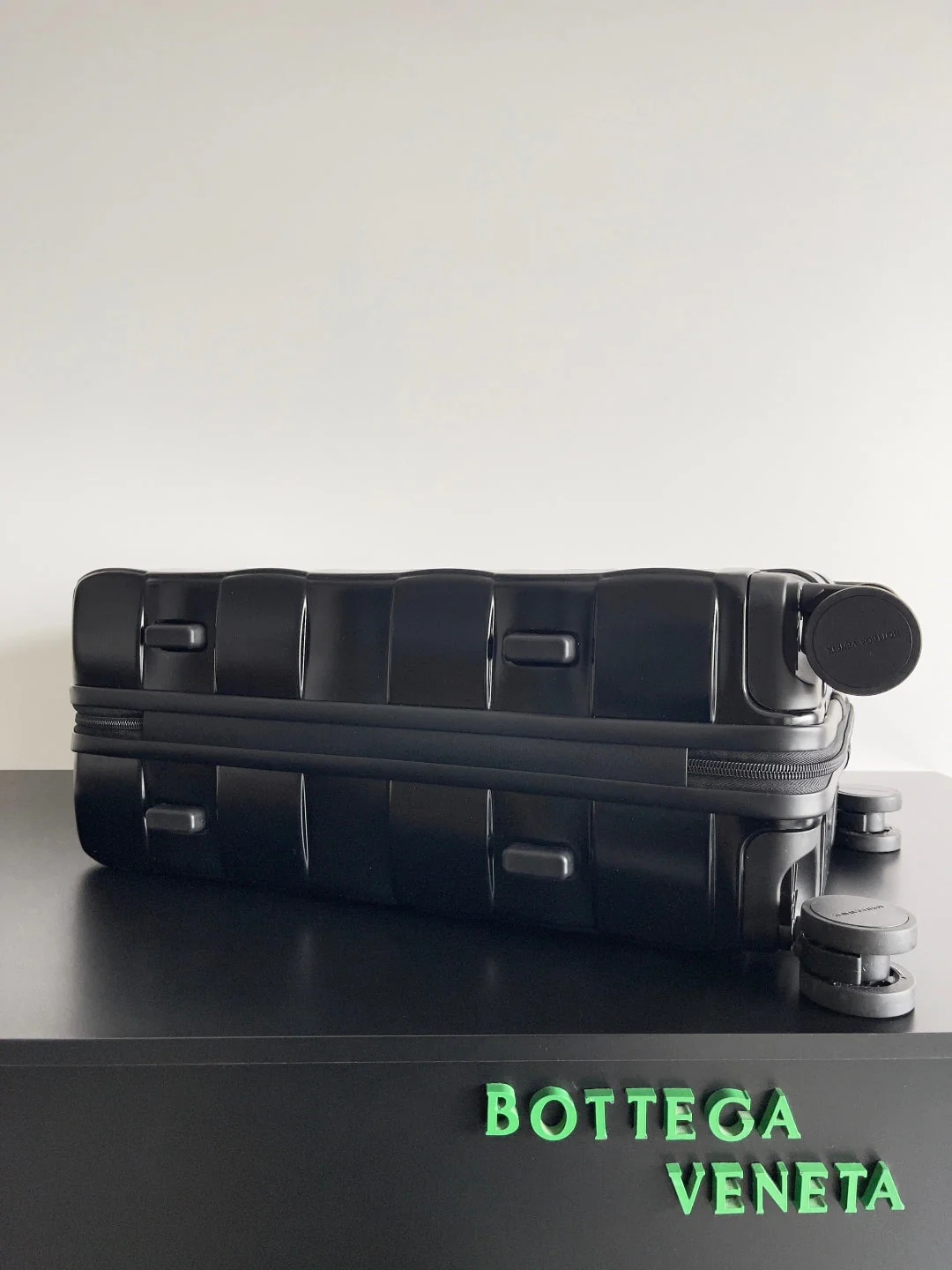 BOTTEGA VENETA 25S ODYSSEY CABIN 3D INTRECCIO PATTERN LUGGAGE 55 IN BLACK CALFSKIN