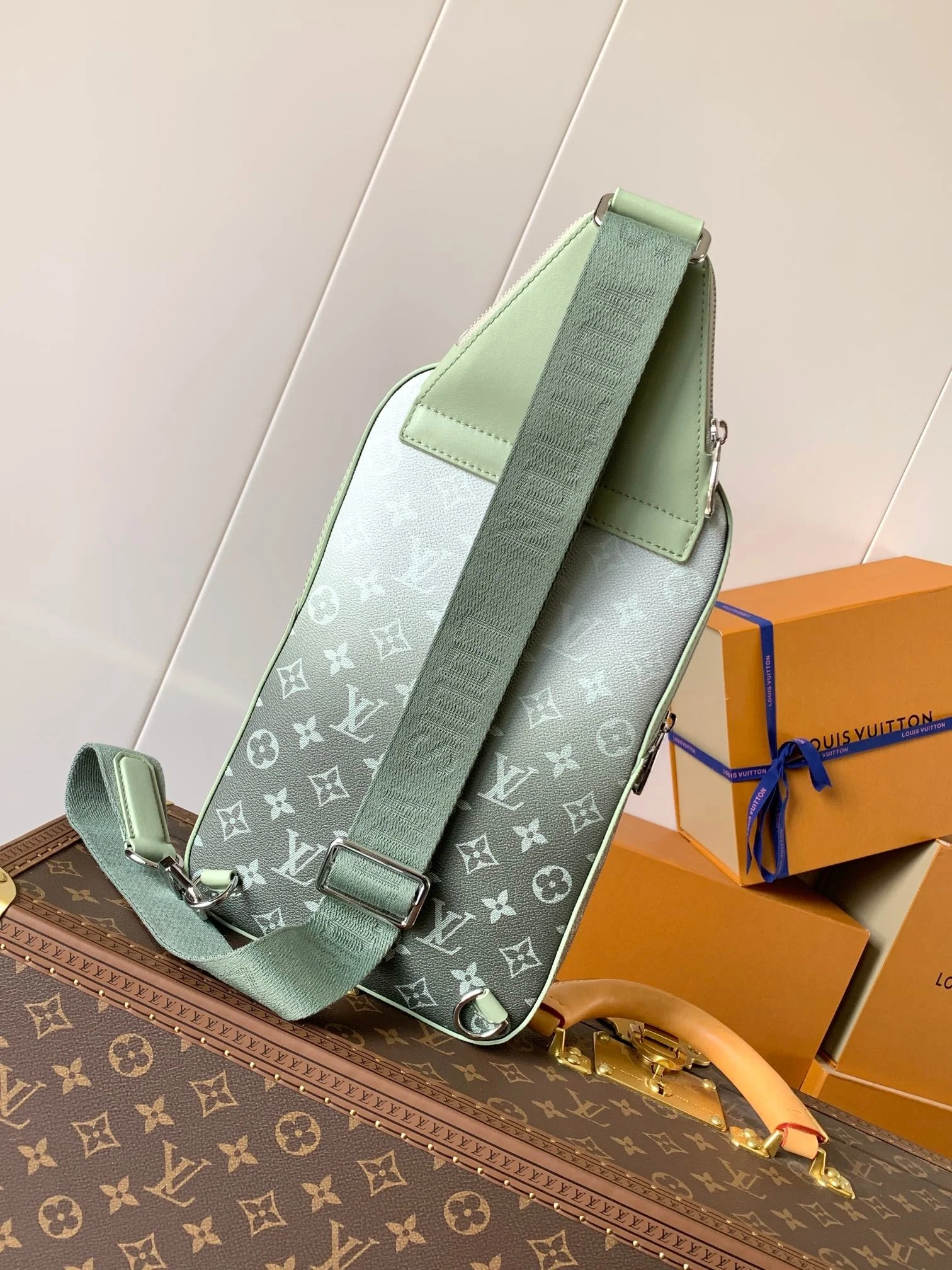 AVENUE SLINGBAG 31 IN WHITE AND BLACK OMBRE MONOGRAM CANVAS