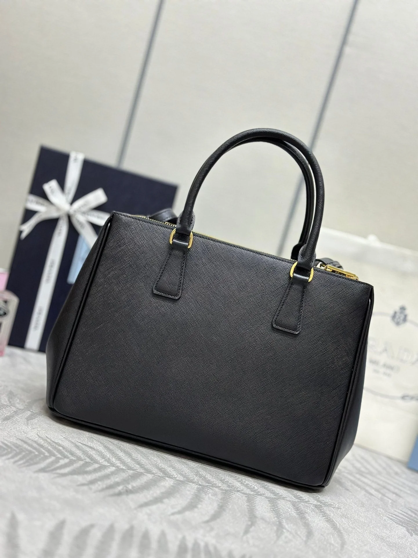 PRADA 25S GALLERIA LARGE BAG 32 IN BLACK CALFSKIN GOLD HARDWRE