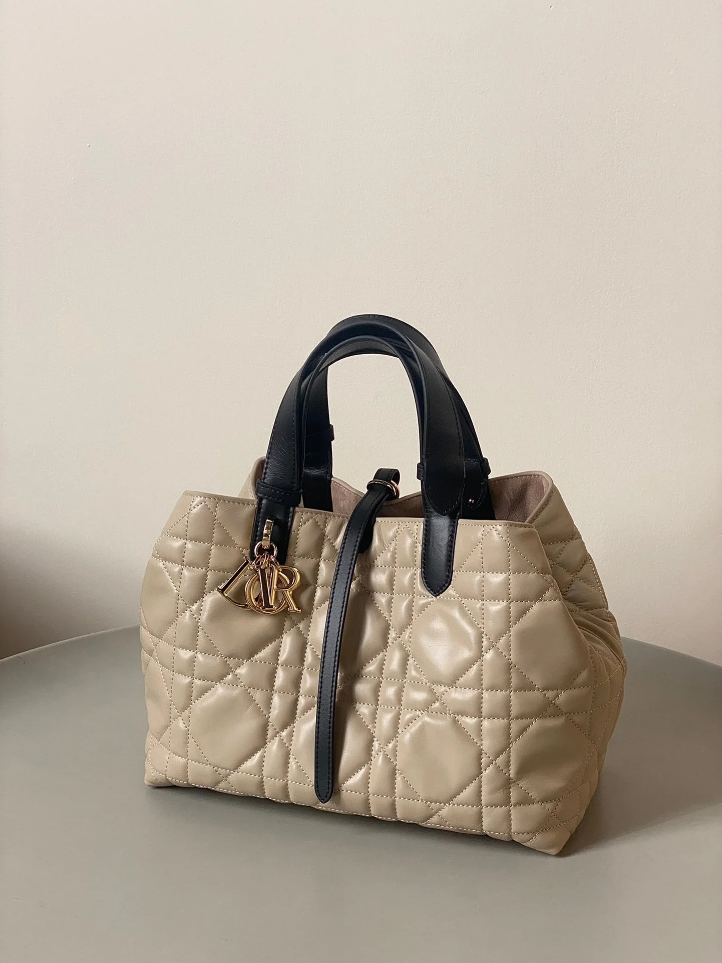 MEDIUM TOUJOURS BAG 28 IN BEIGE CANNAGE CALFSKIN BLACK STRAP