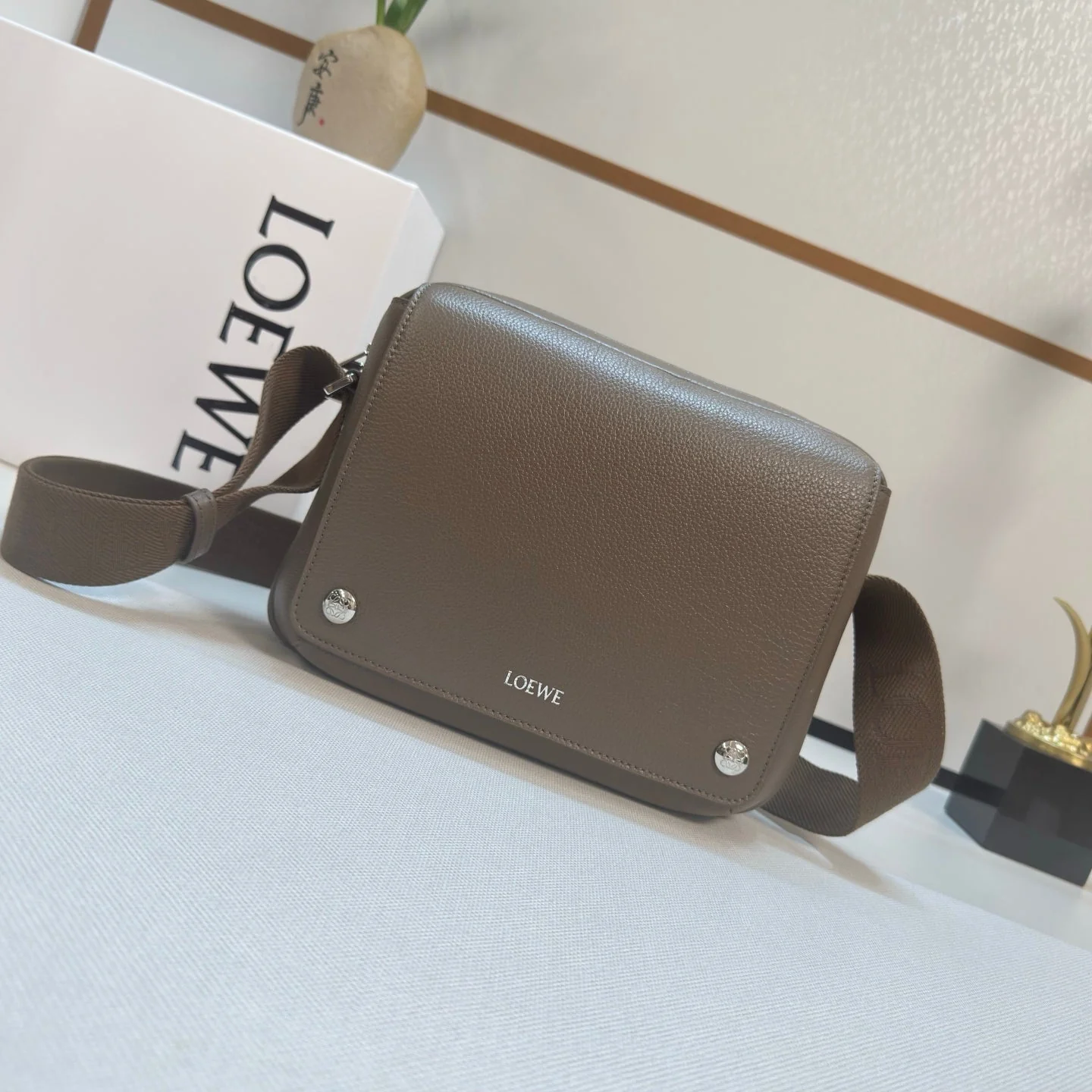 LOEWE 25S PEBBLE BAG 23 IN DARK TAUPE CALFSKIN SILVER HARDWARE