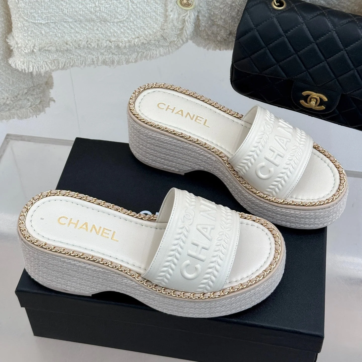 THICK SOLE WEDGE SLIPPERS IN WHITE CALFSKIN