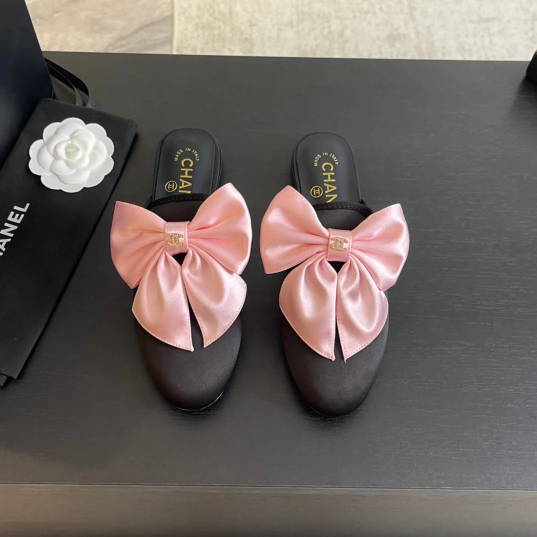 BIG BOW FLAT MULE SANDALS IN BLACK MIX PALE PINK SILK