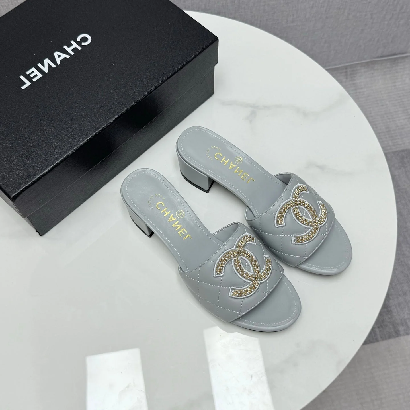 CC HIGH HEEL 25S IN DUSTY BLUE GREY CALFSKIN WITH LOGO