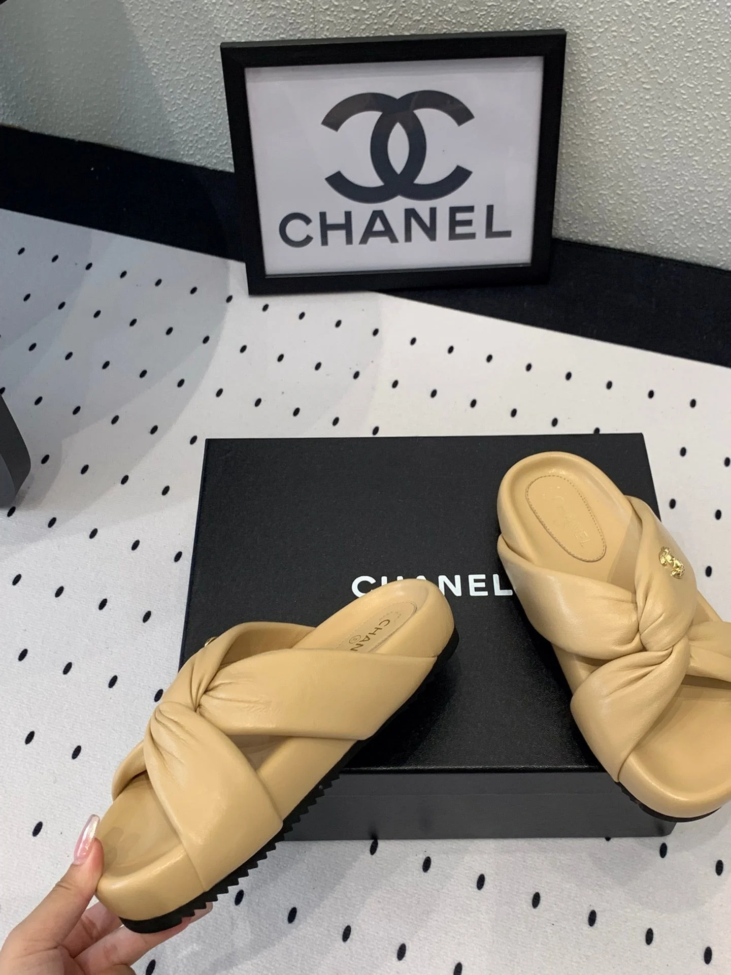 TWISTED SLIPPERS IN DARK CREAM LAMBSKIN