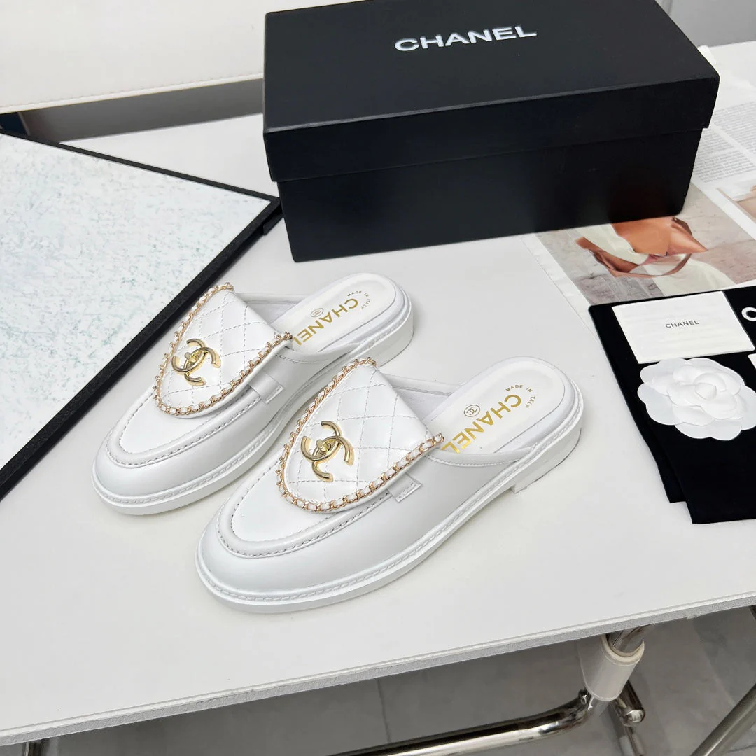 CHANEL 25S MULES WITH CHAIN DETAIL IN WHITE CALFSKIN GOLD HARDWRE
