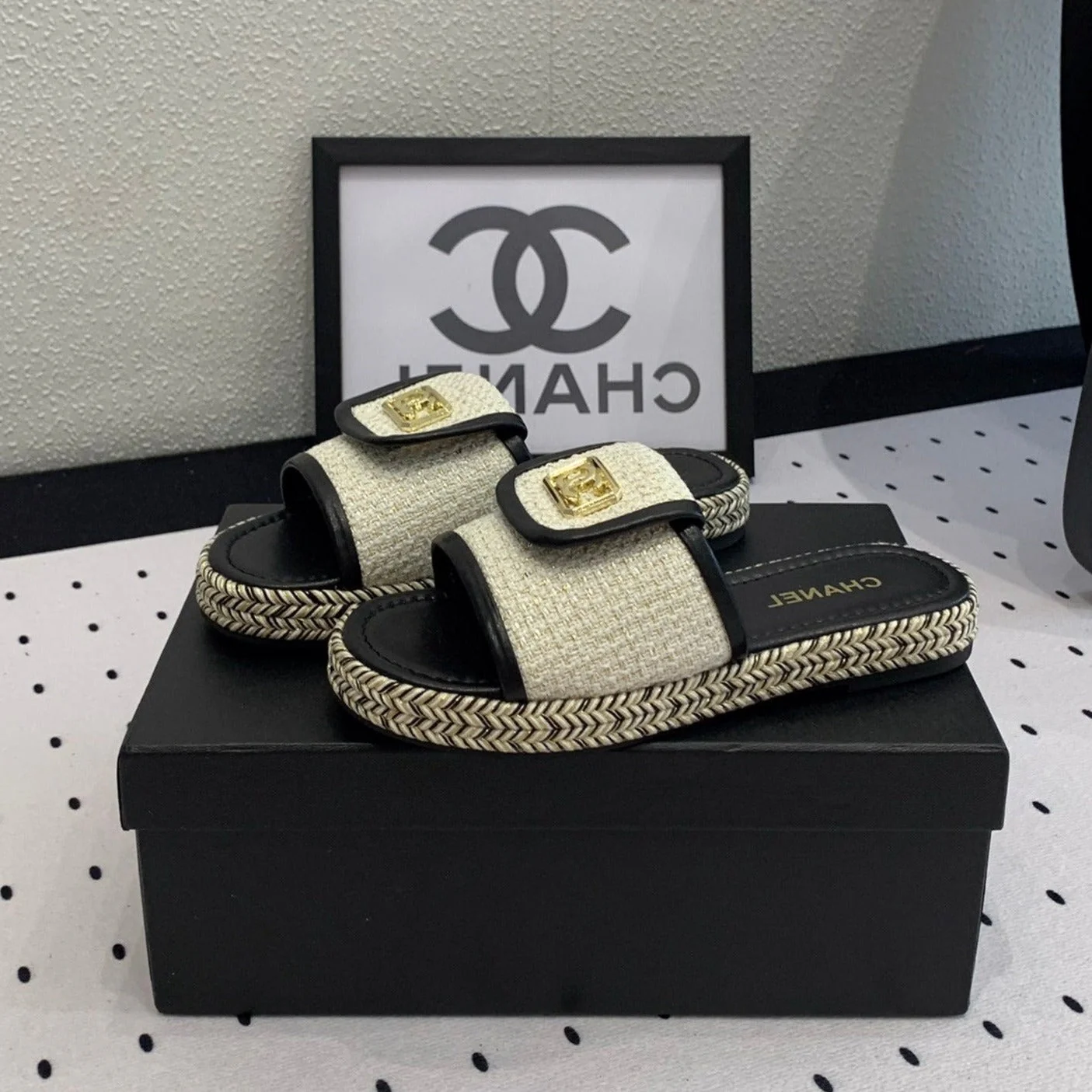 Double CC Women New Trendy Calfskin Slippers White Black