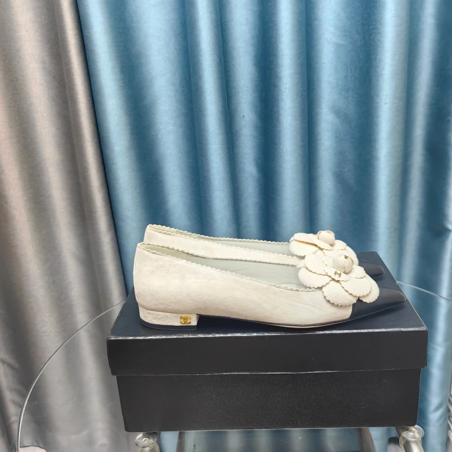 CC BALLET FLAT IN WHITE SUEDE AND BLACK CALFSKIN WITH FLOWER