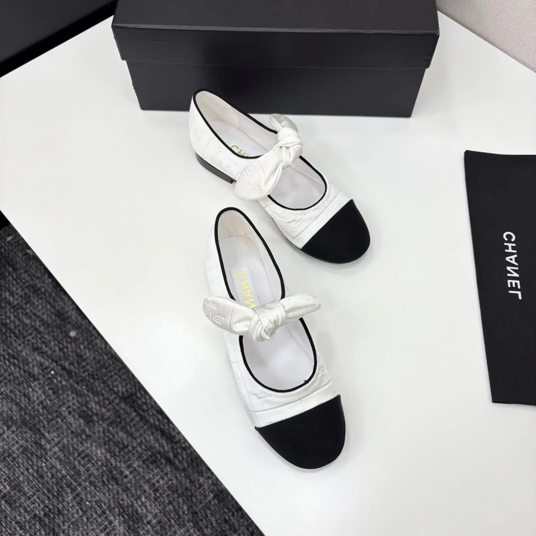 CC BALLET FLATS 25S IN WHITE AND BLACK FABRIC WITH BOW