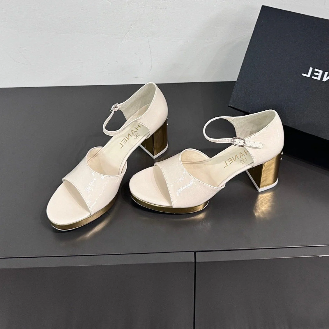 BLOCK HEEL SANDALS WHITE SHEEPSKIN