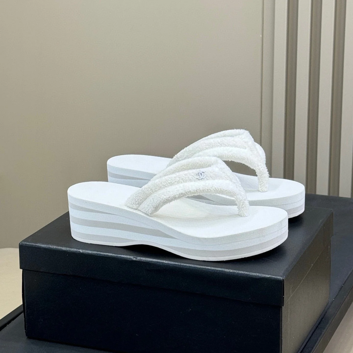 THONG SANDALS IN WHITE COTTON
