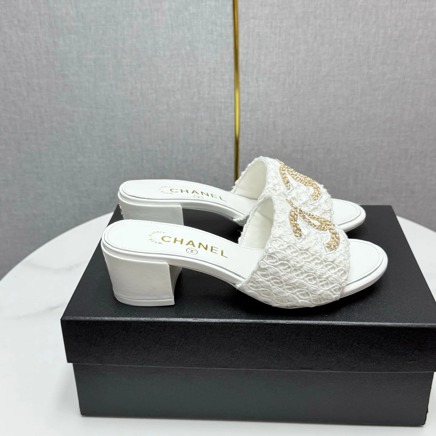 CC HIGH HEEL 25S IN WHITE FABRIC AND CALFSKIN WITH LOGO